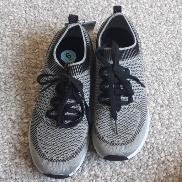 New Skechers Ladies Active Shoes. - Picture 3 of 6